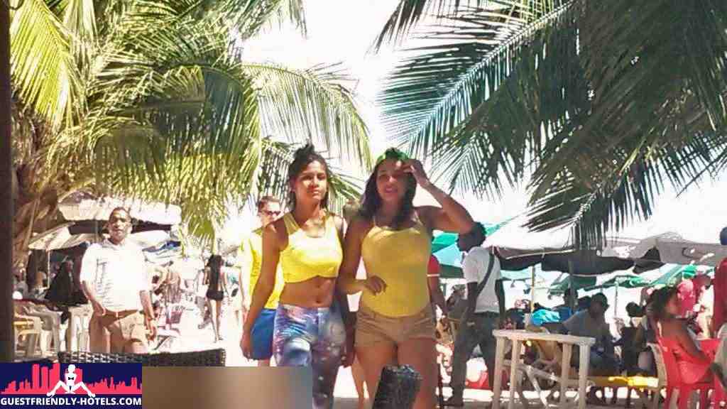 Chicas am Strand von Boca Chica